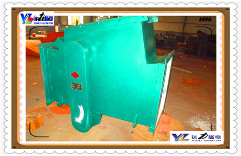 新疆永磁管道除鐵器，遠(yuǎn)力磁電生產(chǎn)的新疆永磁管道除鐵器適用于消除液體和稀漿流中的屑狀銹皮，氧化物和鐵質(zhì)污染物，適于13至800MM的管道。可選用強(qiáng)磁稀土材料制品，易于檢查和清理。 一、新疆永磁管道除鐵器的選用 1. 磁體采用最新工藝生產(chǎn)的釹鐵硼永磁材料，表面磁場強(qiáng)度峰值不低于12000高斯; 2.優(yōu)化設(shè)計的磁棒所產(chǎn)生的度磁場，確保除鐵效果良好; 3.能承受10個大氣壓的工作壓力; 4.使用溫度可達(dá)80-120攝氏度; 5.特殊設(shè)計便于安裝和卸出雜鐵，減少工人勞動強(qiáng)度; 6.作時不消耗能量，運(yùn)行成本低，沒有活動部件，易于操作和維修; 7.大小可按照可按照用戶規(guī)格生產(chǎn)。。 8 管體材質(zhì)為不銹鋼304 二、新疆永磁管道除鐵器使用在管道中維護(hù)說明如下： 1、開機(jī)前，操作者必須打開觀察口蓋，檢查除鐵器內(nèi)隔板上(特別是出鐵口)有無排不出的較大鐵件。若有則必須清除后方可開機(jī)。 2、本機(jī)一旦出現(xiàn)機(jī)械故障，且生產(chǎn)線暫時不便停機(jī)，可關(guān)斷本機(jī)電源，由操作工從觀察口取出雜鐵，生產(chǎn)線可繼續(xù)維持工作。但同時應(yīng)及時同專業(yè)人員檢修，非專業(yè)人員不得擅自打開機(jī)蓋，以免造成機(jī)件損壞。每次合蓋前，必須涂耐油密封膠密封。 3、應(yīng)每班清除減速電機(jī)上的灰塵;每半年給減速電機(jī)注油孔及機(jī)側(cè)鏈條加鈣基潤滑脂一次;每十二個月更換一次機(jī)箱底部油槽內(nèi)潤滑油，如果物料溫度高于100℃，應(yīng)縮短換油時間。 4、機(jī)側(cè)鏈輪蓋內(nèi)氈條和大鏈輪下氈圈為保證機(jī)箱密封和有效呼吸所設(shè)，檢修時不可損壞;氈圈經(jīng)長期使用磨損后應(yīng)及時更換。 5、如果粉料中小粒徑(≤1mm)鐵磁物含量較高。出鐵口排出中夾帶而出的粉料將隨之增多，此屬正常現(xiàn)象。 三、新疆永磁管道除鐵器的安裝方法 1、除鐵器安裝傾角(入、出料口連線與水平面的夾角)在55°-60°為宜;兩側(cè)方向不可傾斜(即電機(jī)軸線保持水平)。出料口不應(yīng)與出鐵管道密閉連接，以長方形接鐵斗或槽形接鐵槽接鐵，出鐵口與接鐵斗間距60mm為宜，以便必要時手工清除出鐵口內(nèi)可能出現(xiàn)的阻礙物(鐵絲、物料塊等)。 2、除鐵器電控系統(tǒng)可直接接入電源，設(shè)備單獨(dú)工作;亦可受控于粉料輸送系統(tǒng)，該系統(tǒng)的啟閉決定本設(shè)備的工作與否。 3、出、入口法蘭連接面間需墊入墊片或石棉繩，確保連接處的密封性能，以免粉塵溢出污染環(huán)境。 4、接電后次開機(jī)需觀察設(shè)備運(yùn)行方向是否正確，以下兩種方法均可：A、觀察減速電機(jī)轉(zhuǎn)向，其旋轉(zhuǎn)方向根據(jù)鏈瓦上標(biāo)示箭頭向一致。B、打開機(jī)側(cè)觀察口，將一粒徑小于22mm的鐵磁物(螺母等)置于吸附隔板表面，該物向下方出鐵口運(yùn)動為正確。若運(yùn)動方向不正確，應(yīng)立即關(guān)機(jī)，改變電機(jī)旋轉(zhuǎn)方向后再試。 5、使用前應(yīng)根據(jù)粉體中鐵磁性雜物的混入量，適當(dāng)調(diào)整電機(jī)的開停時間，調(diào)整電控箱中時間繼電器的按鈕，即可改變這兩個時間，其數(shù)值可直接在按鈕上觀察。參考選用時間為：運(yùn)動時間10秒;間歇時間3～10分。用戶可通過使用、觀察、檢驗(yàn)，按每次排鐵量不過3kg自行確定佳時間，若粉料中含鐵較多或粉料溫度過高時，亦可采用減速機(jī)連續(xù)運(yùn)轉(zhuǎn)的工作方式。 6、使用前需從注油口往機(jī)箱內(nèi)注入N68(舊牌號40#)機(jī)械潤滑油。加油至油位觀察窗中間位置即可，使用后發(fā)現(xiàn)油位不足，可加至油位觀察窗位置，機(jī)油更換周期為一年。 7、任何情況下均不允許過大鐵塊(≥0.1kg，長度≥80mm)進(jìn)入機(jī)內(nèi)，以免造成磁鐵組故障或影響除鐵效果。