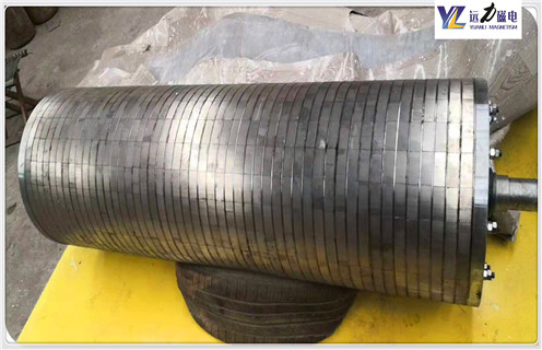 滾筒磁選機，滾筒磁選機的開放式磁路設(shè)計采用哪些材料？_鐵礦磁選機在鐵粉選別中起什么作用？磁場一般為多少_磁塊如何排列 