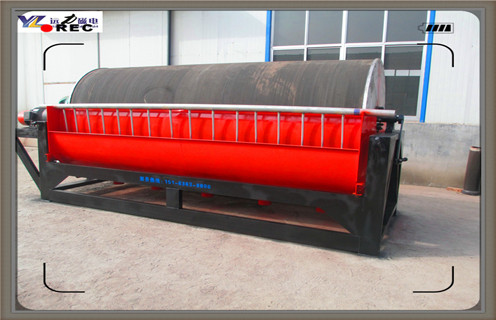 武漢礦石干選磁選機_武漢礦石干選磁選機教你如何選擇設備,所要分離的礦石通過給料機或皮帶機進入滾筒上表面,在強磁的作用下磁性礦將被吸附在筒體表面,并隨磁場的梯度和磁場的變化在筒體表面翻滾前進,非磁性礦在滾筒離心力的作用下脫離滾筒被拋出。磁性礦到達無磁區時也會在離心力的作用下脫離滾筒,從而完成分選。 一、武漢礦石干選磁選機_武漢礦石干選磁選機教你如何選擇設備 1、CTG干選機是我公司專為我國磁性貧鐵礦設計的一種新型干選設備。尤其適用于風化沙、螞蟻沙、火山巖等軟礦。 2、本產品在2000年投放市場以來,在山東、山西、河南、河北、陜西、甘肅、內蒙、遼寧、安徽、湖北、四川、貴州、西藏、新疆等地得到廣泛應用,為客戶創造了可觀的經濟效益,深的廣大用戶的信賴和贊譽。 二、武漢礦石干選磁選機_武漢礦石干選磁選機教你如何選擇設備 該機主要由永磁滾筒、調整機構、減速機、電機、機架等部分組成。 1、永磁滾筒是磁選機的關鍵部件,它由圓筒、永磁磁系、端蓋、軸、軸承套及軸承組成。 2、圓筒用不銹鋼板卷成,通過端蓋、軸承套、軸承、支撐于軸上,圓筒與磁系的距離不大于4mm。 3、傳動裝置由JZQ減速機、皮帶輪、皮帶、傳動軸與筒連接,帶動圓筒旋轉。 4、機架是由型材焊接成的結構件,承擔主機的全部重量,通過地腳螺栓固定在基礎上。 5、磁系偏角調節裝置用于調節磁系的偏轉角度,旋轉拉桿上的螺母,通過拉桿使軸偏轉,從而使固定在軸上的磁系也隨著偏轉。 武漢礦石干選磁選機_武漢礦石干選磁選機教你如何選擇設備,所要分離的礦石通過給料機或皮帶機進入滾筒上表面,在強磁的作用下磁性礦將被吸附在筒體表面,并隨磁場的梯度和磁場的變化在筒體表面翻滾前進,非磁性礦在滾筒離心力的作用下脫離滾筒被拋出。磁性礦到達無磁區時也會在離心力的作用下脫離滾筒,從而完成分選。 一、武漢礦石干選磁選機_武漢礦石干選磁選機教你如何選擇設備 1、CTG干選機是我公司專為我國磁性貧鐵礦設計的一種新型干選設備。尤其適用于風化沙、螞蟻沙、火山巖等軟礦。 2、本產品在2000年投放市場以來,在山東、山西、河南、河北、陜西、甘肅、內蒙、遼寧、安徽、湖北、四川、貴州、西藏、新疆等地得到廣泛應用,為客戶創造了可觀的經濟效益,深的廣大用戶的信賴和贊譽。 二、武漢礦石干選磁選機_武漢礦石干選磁選機教你如何選擇設備 該機主要由永磁滾筒、調整機構、減速機、電機、機架等部分組成。 1、永磁滾筒是磁選機的關鍵部件,它由圓筒、永磁磁系、端蓋、軸、軸承套及軸承組成。 2、圓筒用不銹鋼板卷成,通過端蓋、軸承套、軸承、支撐于軸上,圓筒與磁系的距離不大于4mm。 3、傳動裝置由JZQ減速機、皮帶輪、皮帶、傳動軸與筒連接,帶動圓筒旋轉。 4、機架是由型材焊接成的結構件,承擔主機的全部重量,通過地腳螺栓固定在基礎上。 5、磁系偏角調節裝置用于調節磁系的偏轉角度,旋轉拉桿上的螺母,通過拉桿使軸偏轉,從而使固定在軸上的磁系也隨著偏轉。