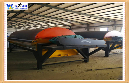 江西鈦鐵礦濕式磁選機_江西鈦鐵礦濕式磁選機原理更便捷型號參數及磁場強度 ,本系列磁選機,采用永磁材料作為磁源。濕式磁選物料中磁性物質,采用的強磁場多動態磁系的磁路設計分選礦物中的鐵。本系列濕式磁選機避免順流和逆流濕式磁選機中的缺陷,兼備兩種機型優點。具有跑尾少,除鐵效果好等特點。 一、江西鈦鐵礦濕式磁選機_江西鈦鐵礦濕式磁選機原理更便捷型號參數及磁場強度 用途: 適用于料度3mm以下的磁鐵礦,磁黃鐵礦、焙燒礦,鈦鐵礦等物料的濕式磁選,也用于煤、非金屬礦、建材等物料的除鐵作業。 二、江西鈦鐵礦濕式磁選機_江西鈦鐵礦濕式磁選機原理更便捷型號參數及磁場強度 特點: 1、磁系采用釹鐵硼鐵氧體材料稀土磁鋼符合而成。 2、輥筒表磁感應強度范圍100-600mT。 3、根據用戶需要,可提供順流,逆流型及雙筒磁選機。 4、結構簡單、處理量大,操作方便,易于維護。 三、江西鈦鐵礦濕式磁選機_江西鈦鐵礦濕式磁選機原理更便捷型號參數及磁場強度 1、濕式磁選機利用磁性礦物在磁場中受磁力作用的差異實現分離。礦漿經給礦裝置進入分選區域后,磁性顆粒被吸附到旋轉的永磁滾筒表面,隨筒體轉動至磁場較弱處,通過高壓水沖洗形成精礦;非磁性顆粒則隨礦漿從底部排出成為尾礦。設備關鍵部件包括: 2、磁系:采用鐵氧體或稀土釹鐵硼材料,筒表磁場強度可達 100-600mT,部分強磁機型局部磁場超過 17000Gs。 3、滾筒與槽體:不銹鋼材質滾筒配合耐磨涂層,槽體設計優化礦漿流場,確保分選均勻性。半逆流式槽體通過 “之” 字形路徑延長礦粒停留時間,提升細粒回收效率。 4、傳動系統:變頻電機驅動實現轉速精準控制,部分高端機型集成 PLC 系統,可遠程監控磁場強度、礦漿濃度等參數。 江西鈦鐵礦濕式磁選機_江西鈦鐵礦濕式磁選機原理更便捷型號參數及磁場強度 ,本系列磁選機,采用永磁材料作為磁源。濕式磁選物料中磁性物質,采用的強磁場多動態磁系的磁路設計分選礦物中的鐵。本系列濕式磁選機避免順流和逆流濕式磁選機中的缺陷,兼備兩種機型優點。具有跑尾少,除鐵效果好等特點。 一、江西鈦鐵礦濕式磁選機_江西鈦鐵礦濕式磁選機原理更便捷型號參數及磁場強度 用途: 適用于料度3mm以下的磁鐵礦,磁黃鐵礦、焙燒礦,鈦鐵礦等物料的濕式磁選,也用于煤、非金屬礦、建材等物料的除鐵作業。 二、江西鈦鐵礦濕式磁選機_江西鈦鐵礦濕式磁選機原理更便捷型號參數及磁場強度 特點: 1、磁系采用釹鐵硼鐵氧體材料稀土磁鋼符合而成。 2、輥筒表磁感應強度范圍100-600mT。 3、根據用戶需要,可提供順流,逆流型及雙筒磁選機。 4、結構簡單、處理量大,操作方便,易于維護。 三、江西鈦鐵礦濕式磁選機_江西鈦鐵礦濕式磁選機原理更便捷型號參數及磁場強度 1、濕式磁選機利用磁性礦物在磁場中受磁力作用的差異實現分離。礦漿經給礦裝置進入分選區域后,磁性顆粒被吸附到旋轉的永磁滾筒表面,隨筒體轉動至磁場較弱處,通過高壓水沖洗形成精礦;非磁性顆粒則隨礦漿從底部排出成為尾礦。設備關鍵部件包括: 2、磁系:采用鐵氧體或稀土釹鐵硼材料,筒表磁場強度可達 100-600mT,部分強磁機型局部磁場超過 17000Gs。 3、滾筒與槽體:不銹鋼材質滾筒配合耐磨涂層,槽體設計優化礦漿流場,確保分選均勻性。半逆流式槽體通過 “之” 字形路徑延長礦粒停留時間,提升細粒回收效率。 4、傳動系統:變頻電機驅動實現轉速精準控制,部分高端機型集成 PLC 系統,可遠程監控磁場強度、礦漿濃度等參數。